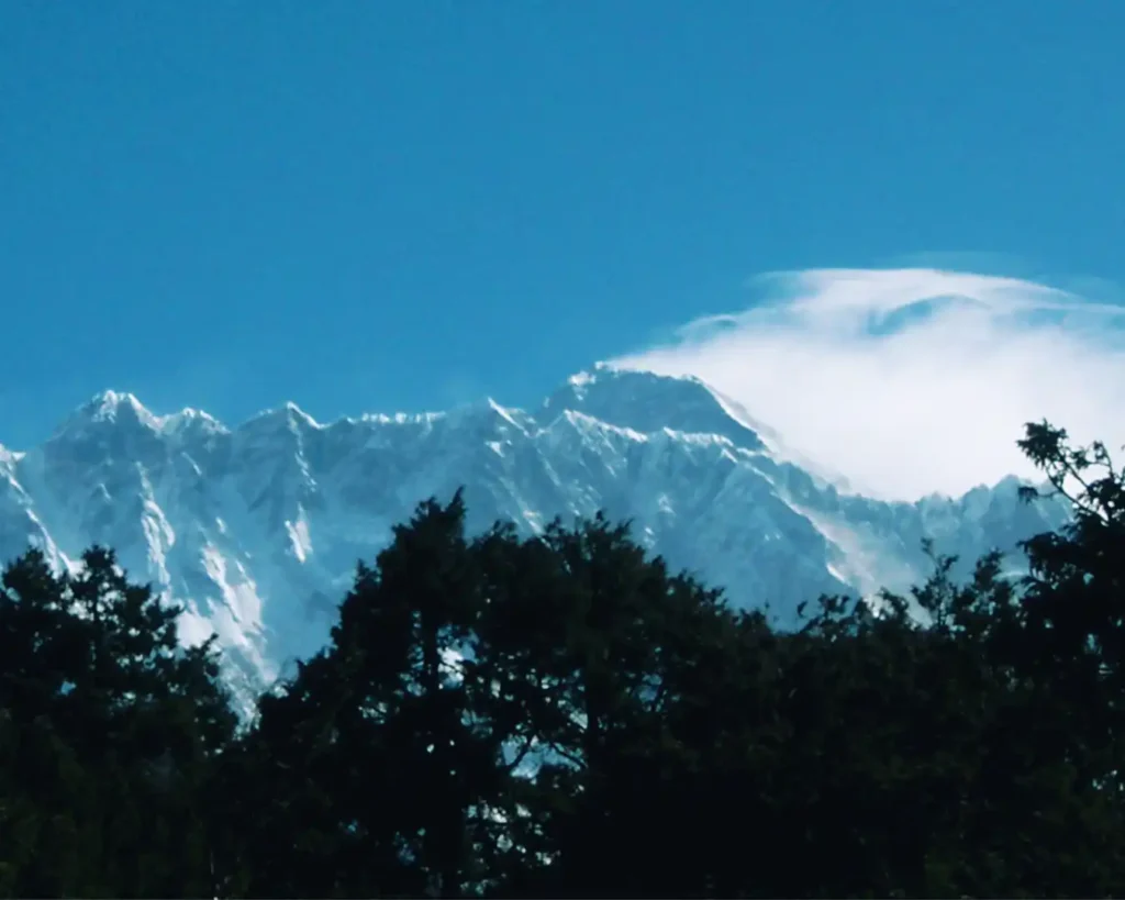 Everest mit Eisfahne